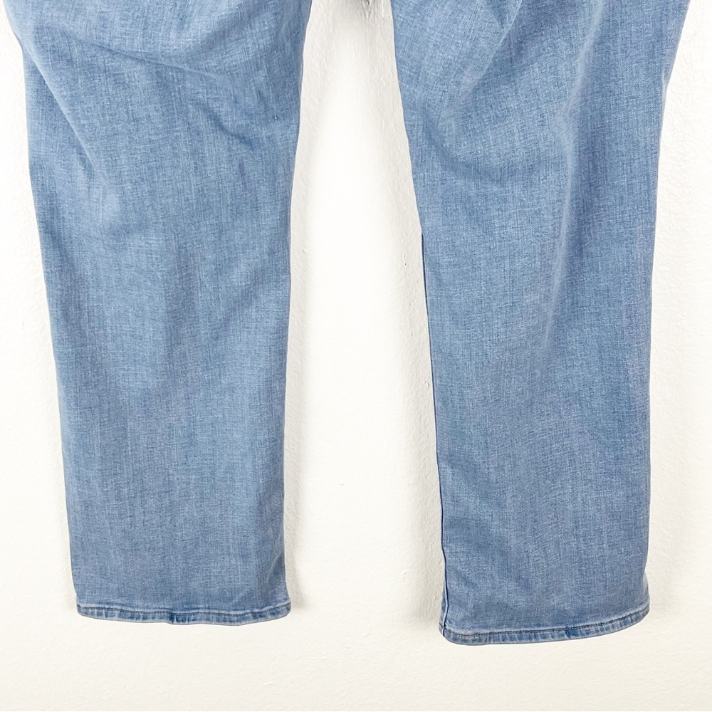 LEVI’S Light Wash Classic Straight High Rise Jeans, Size 22W - Picture 6 of 11